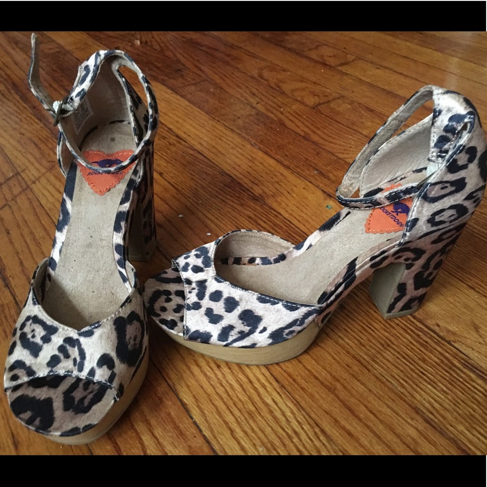Kangaroo patterned size 7 heels